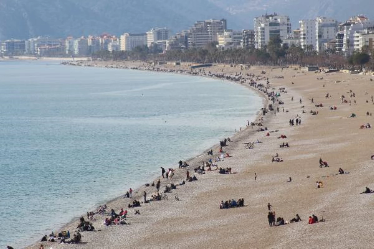 Antalya\'da yaz havası; sahiller doldu