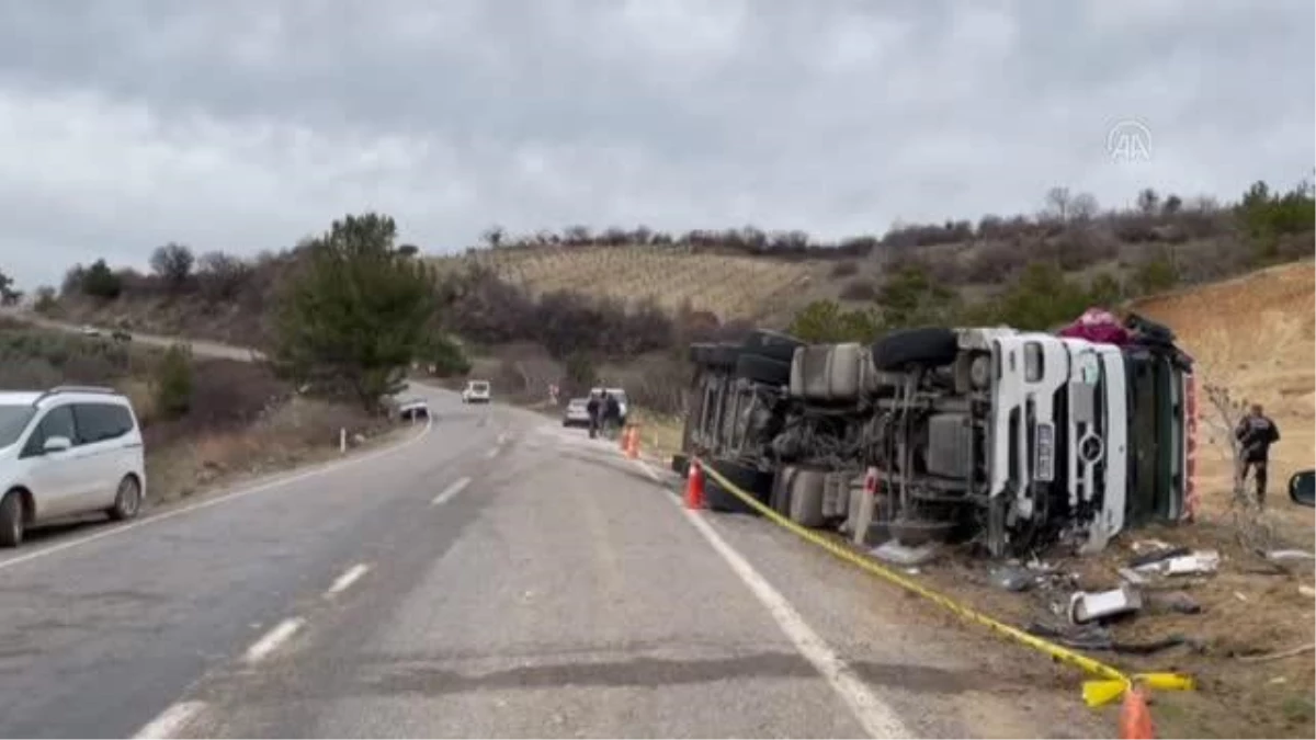 Asit taşıyan tankerle otomobilin çarpıştığı kazada 5 kişi yaralandı