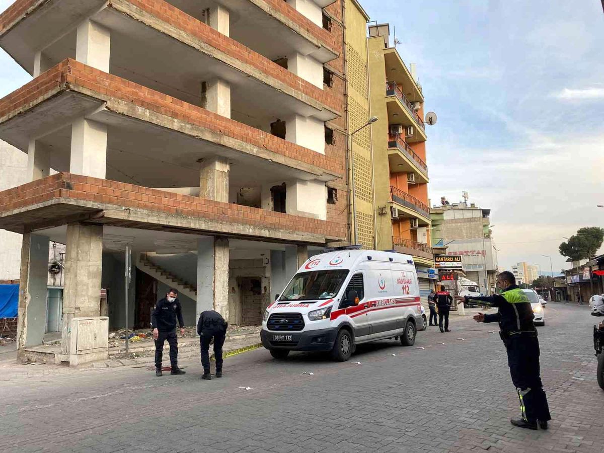 Aydın\'da inşaat halindeki binadan yola düşen bir kişi ağır yaralandı