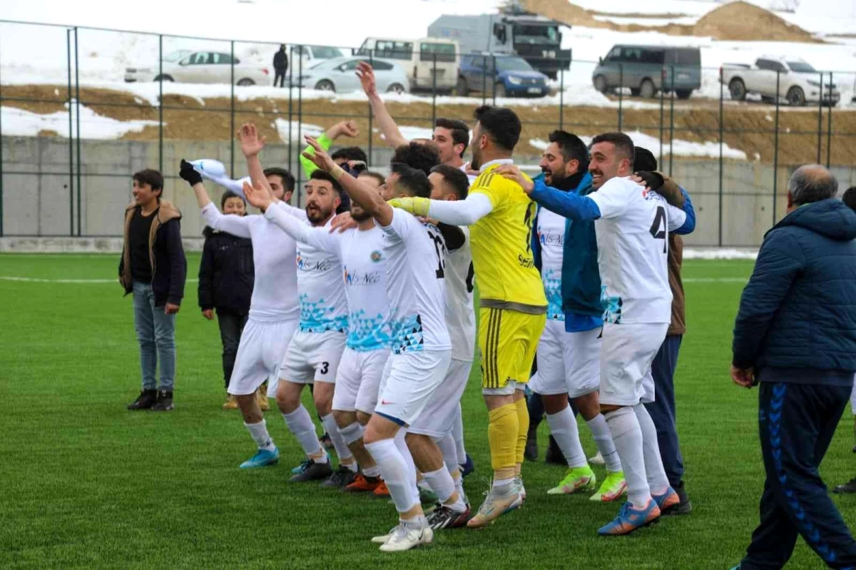 Başkale Gençlikspor, Van Büyükşehir Belediyespor\'u 2-1 mağlup etti