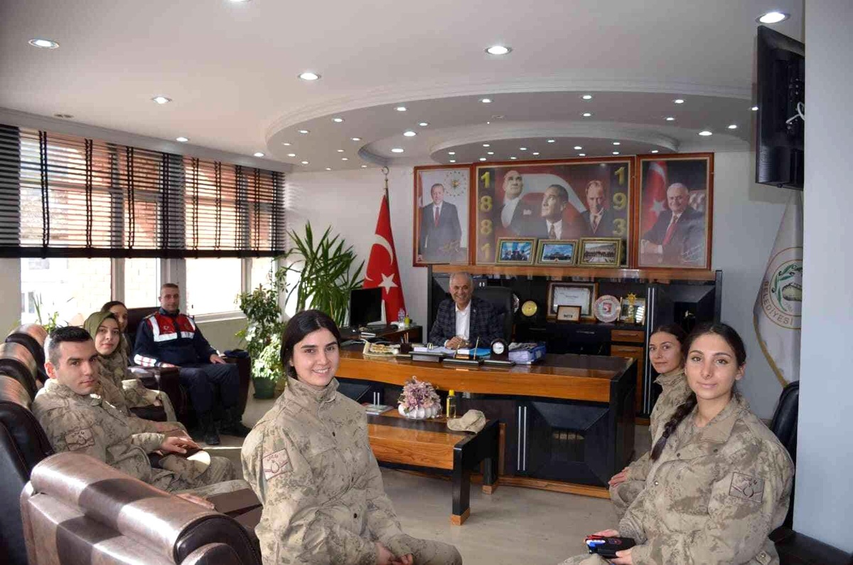 Başkan Yaman ziyaretçilerini makamında ağırladı