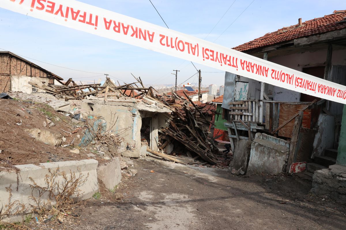 Başkentte yıkılan gecekondunun altında kalan kişi yaralandı