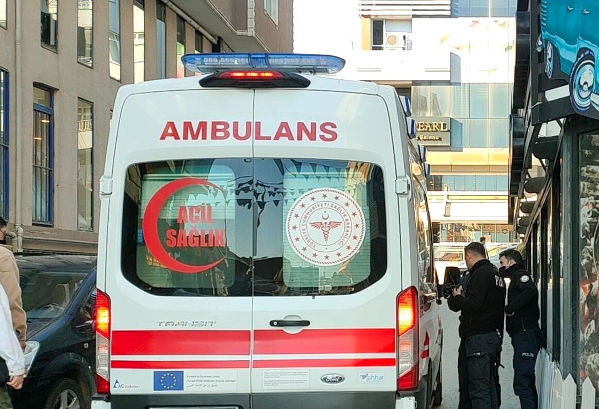 Cam silerken 4 metre yükseklikten düşen kadın yaralandı