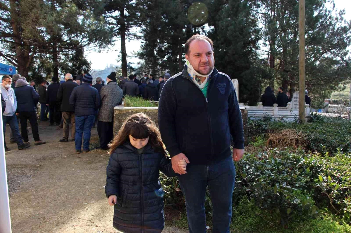 Cenaze taşıyan yolcu otobüsünde ölen 3 kişi toprağa verildi