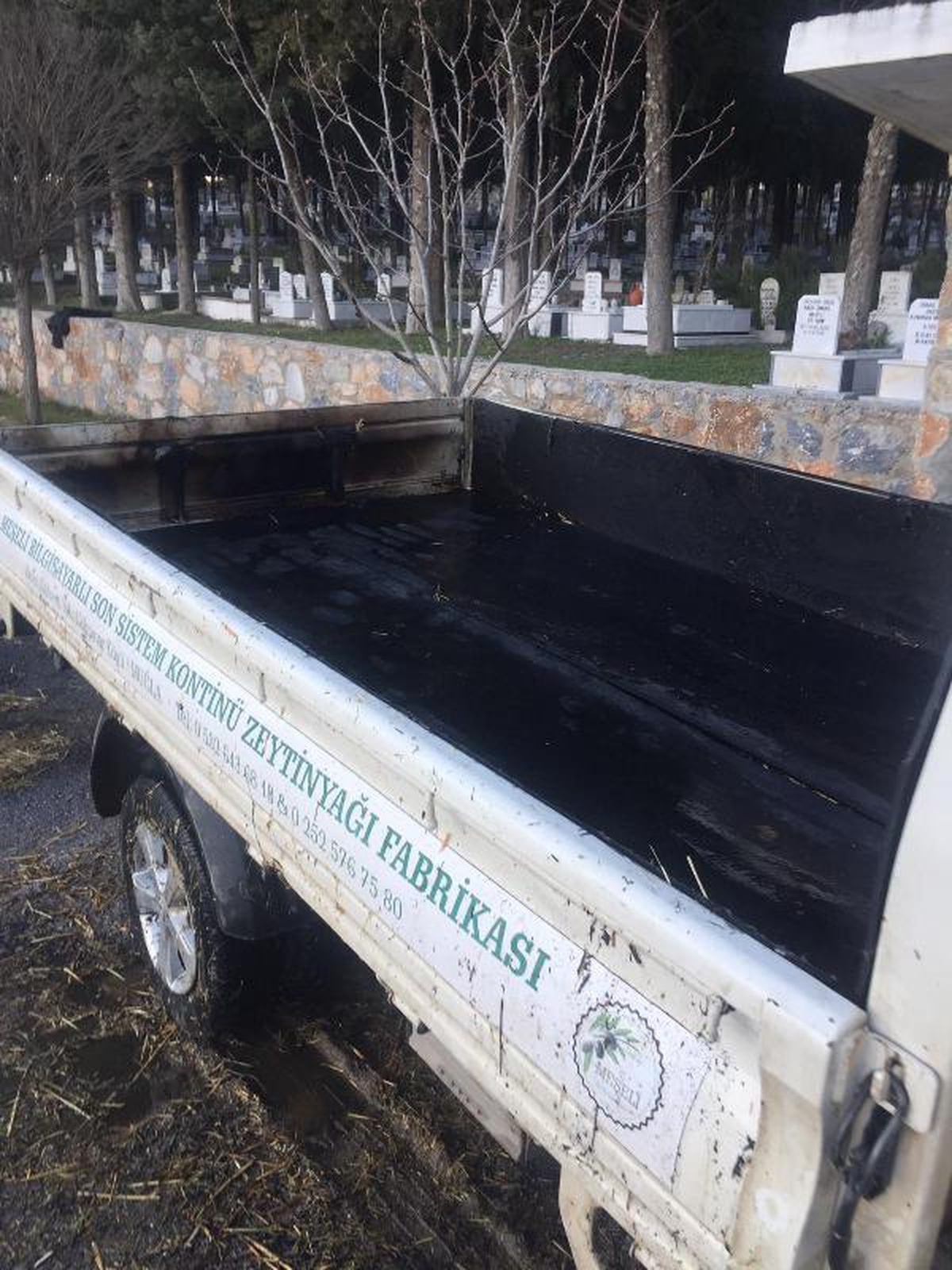 Dışarı attığı sigara yüzünden kamyonetteki saman balyaları tutuştu