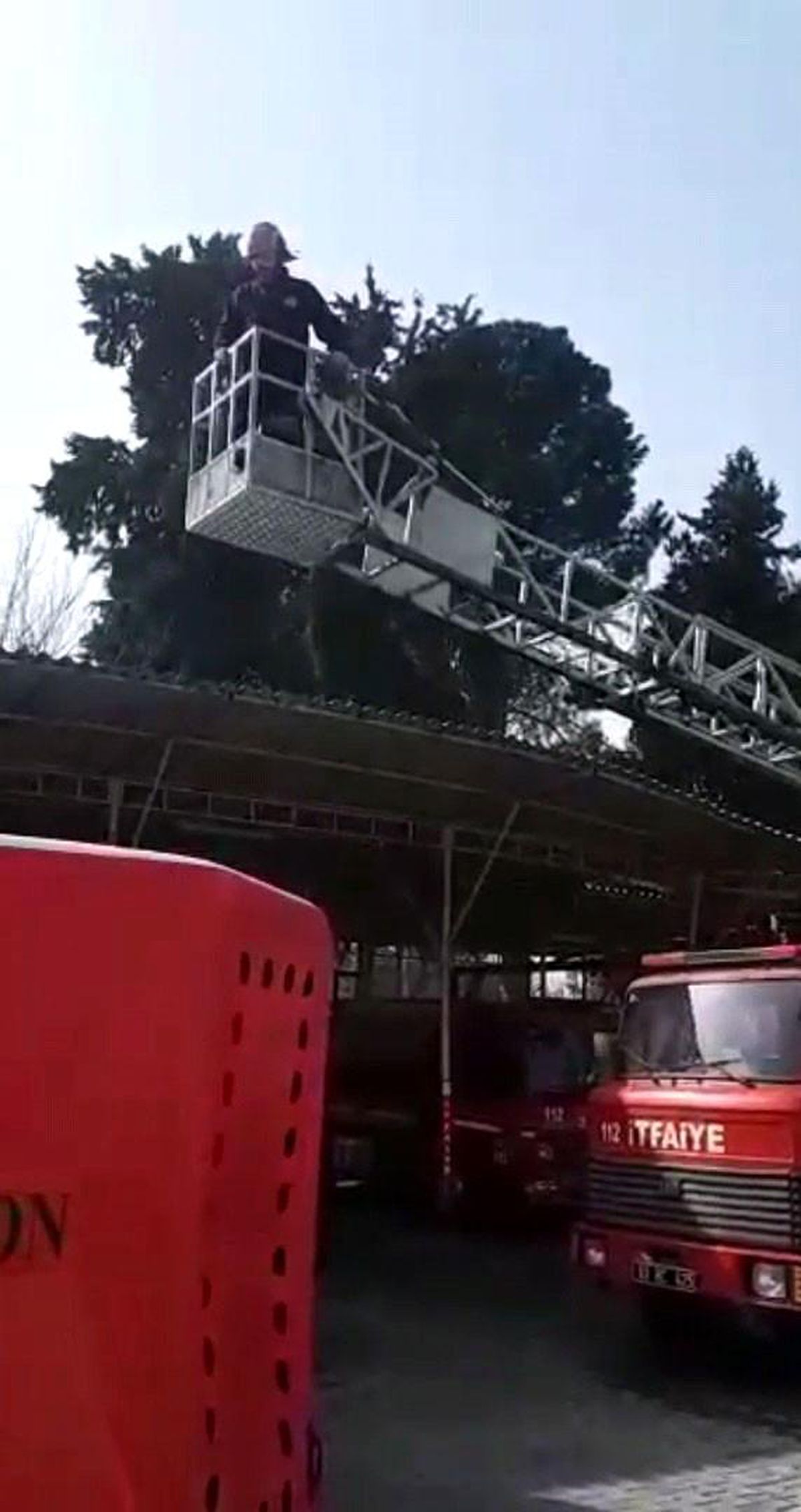 Eğitim sırasında merdivenden düşen itfaiye eri kamerada