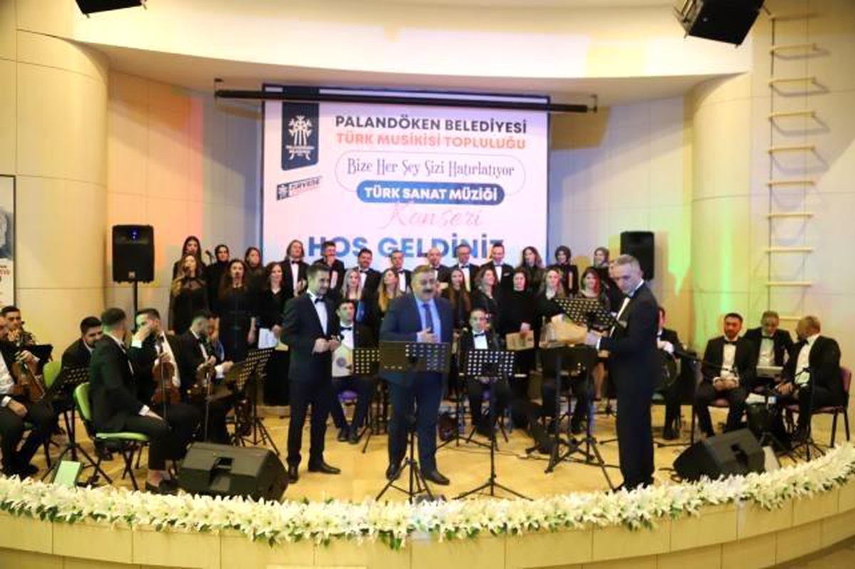 Erzurum\'da "Bize her şey sizi hatırlatıyor" konseri yoğun ilgi gördü