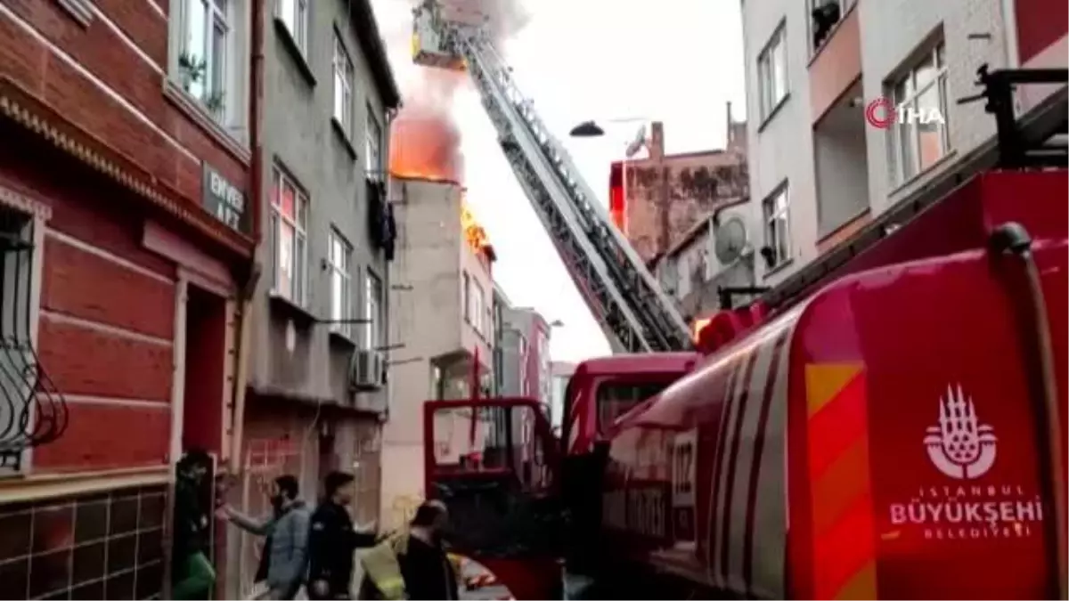 Son dakika 3. sayfa: Esenler'de 3 katlı bir binanın çatısında yangın çıktı... Kedisi 'Pıtır'ı kucağına alan sahibi gözyaşlarını tutamadı