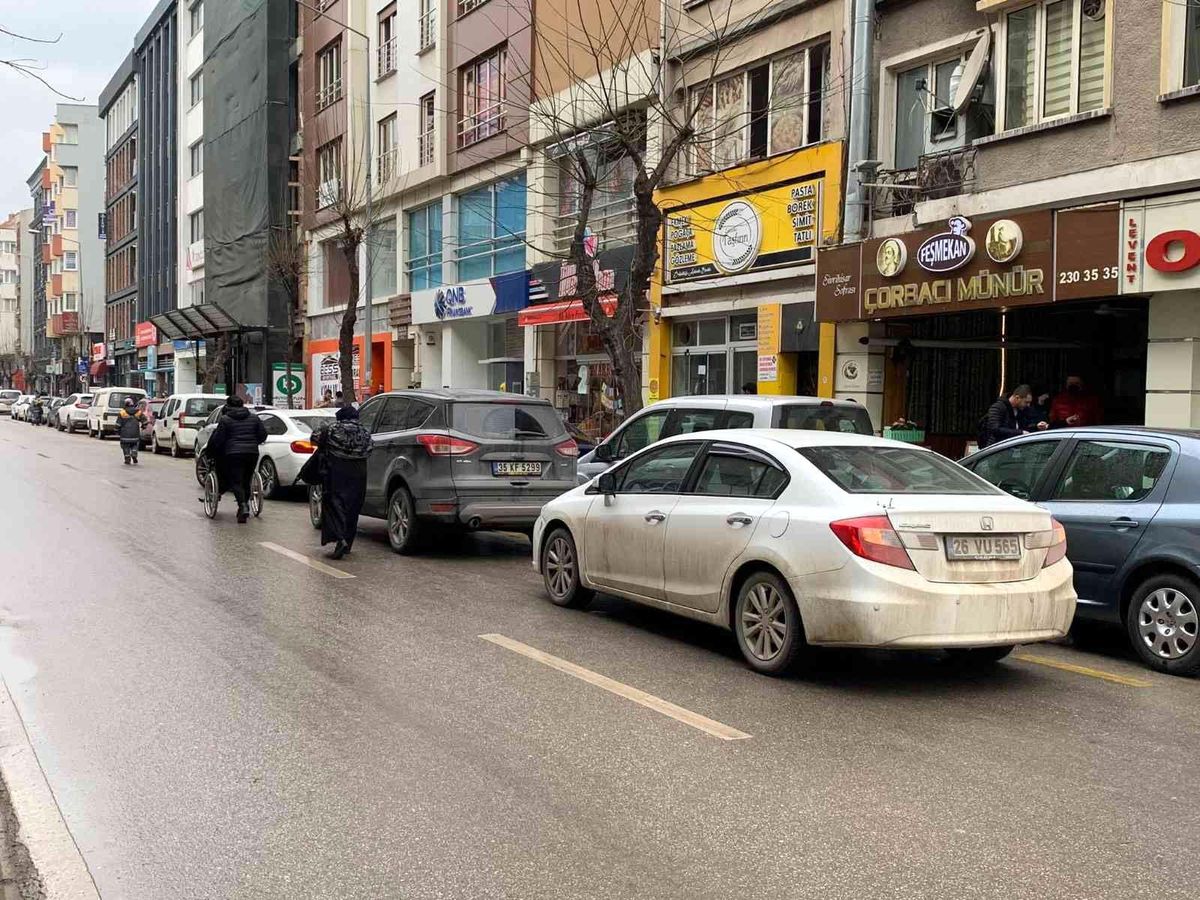 Eskişehir\'de çift sıra park çilesi bitmiyor