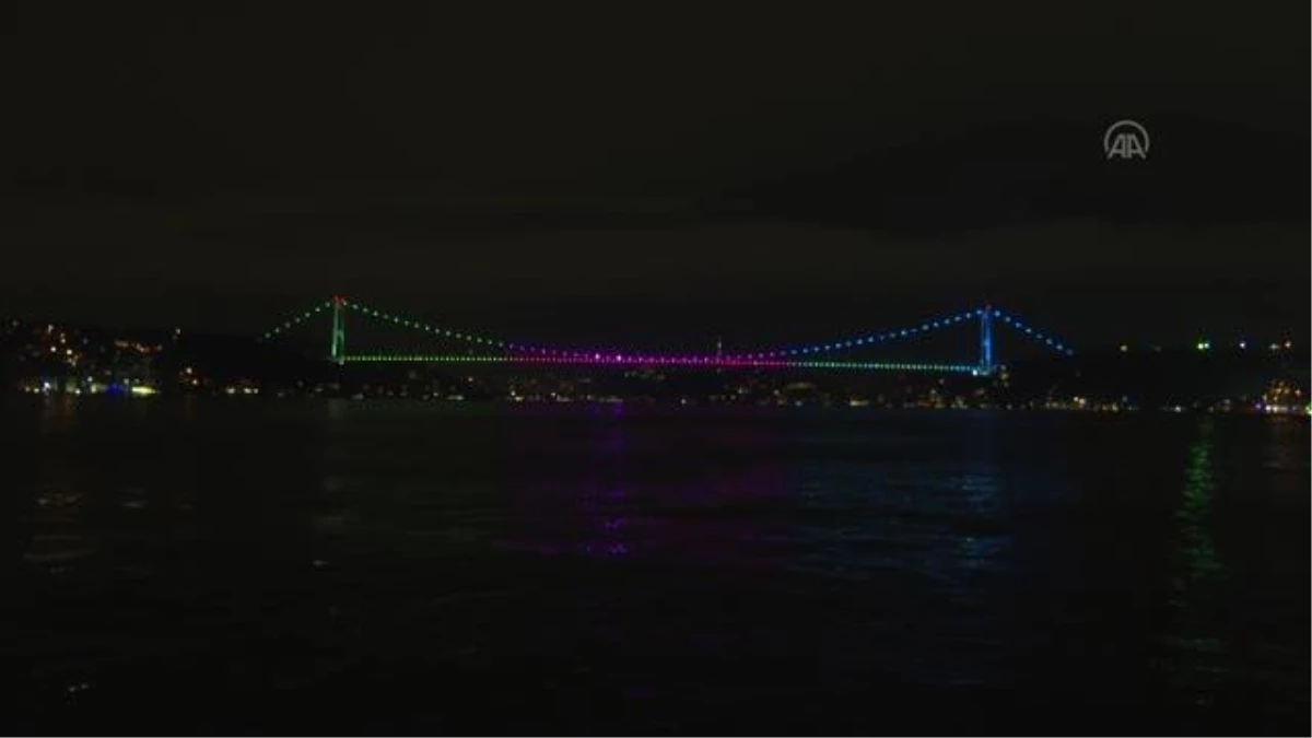 Fatih Sultan Mehmet Köprüsü, yeşil, turkuaz ve pembe renklerle aydınlatıldı