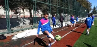 Futbol tutkusuyla 8 ayda kanseri yenen genç futbolcu sahalara geri döndü