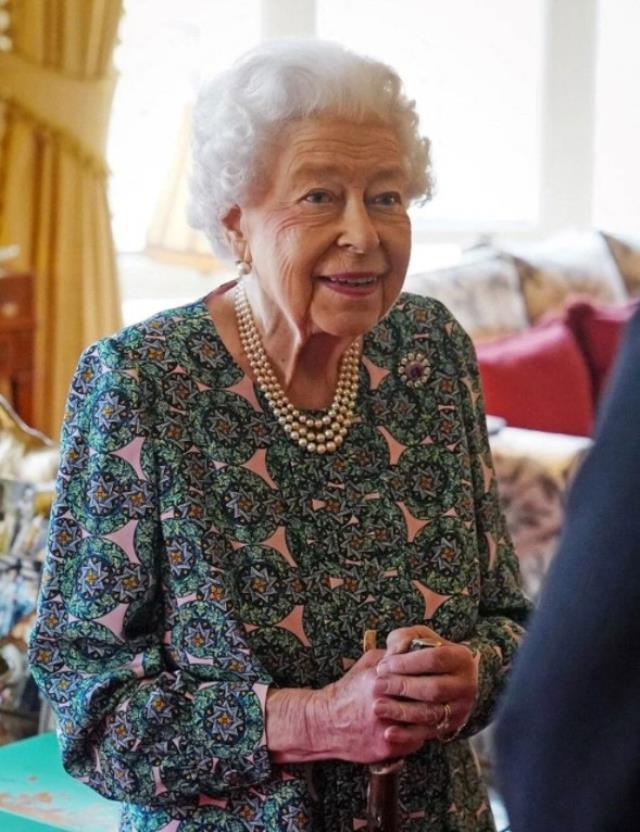 İngiltere diken üstünde! 95 yaşındaki Kraliçe Elizabeth koronavirüse yakalandı