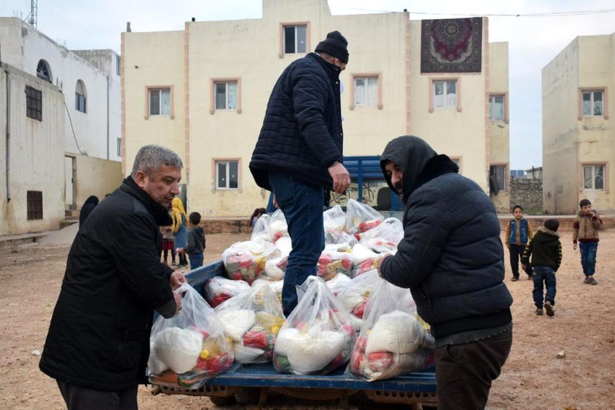 Kadayıfçı Sıtkı Usta'dan İdlip'teki yetim çocuklara kıyafet ve yemek dağıtımı