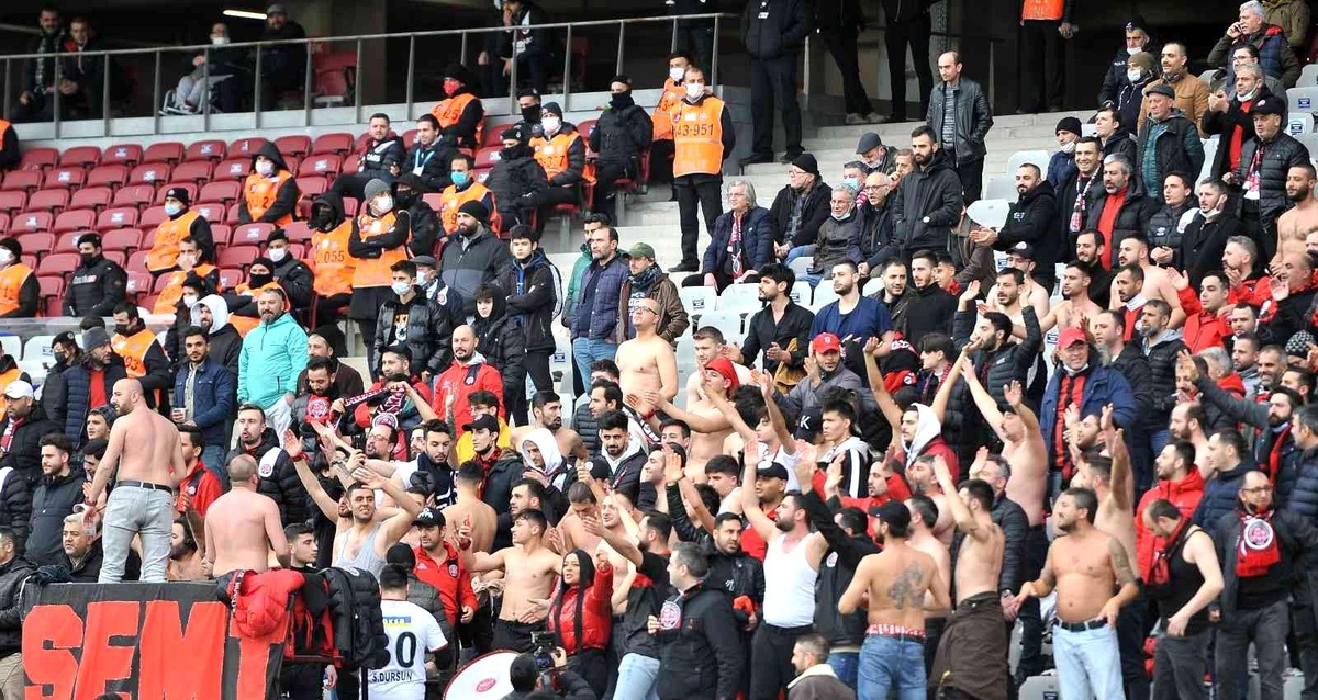 Karagümrük taraftarı soyunarak Viviano\'ya destek verdi