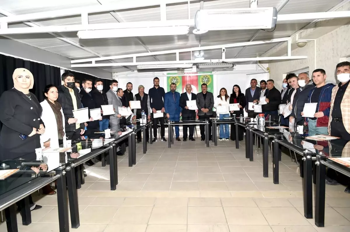 Koyun kırpma kursunu başarıyla tamamlayanlara sertifikaları verildi