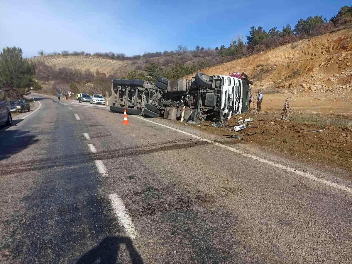 Manisa\'da sülfürik asit taşıyan tanker ile otomobil çarpıştı: 5 yaralı