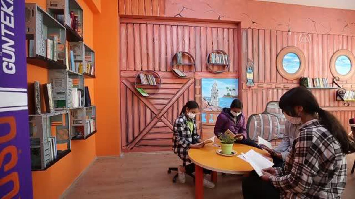 Öğrenciler ve öğretmenler atık malzemelerle 'Sıfır Atık Kütüphanesi' oluşturdu