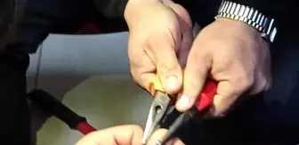 Öğrencinin parmağına sıkışan yüzüğü itfaiyeciler çıkarttı