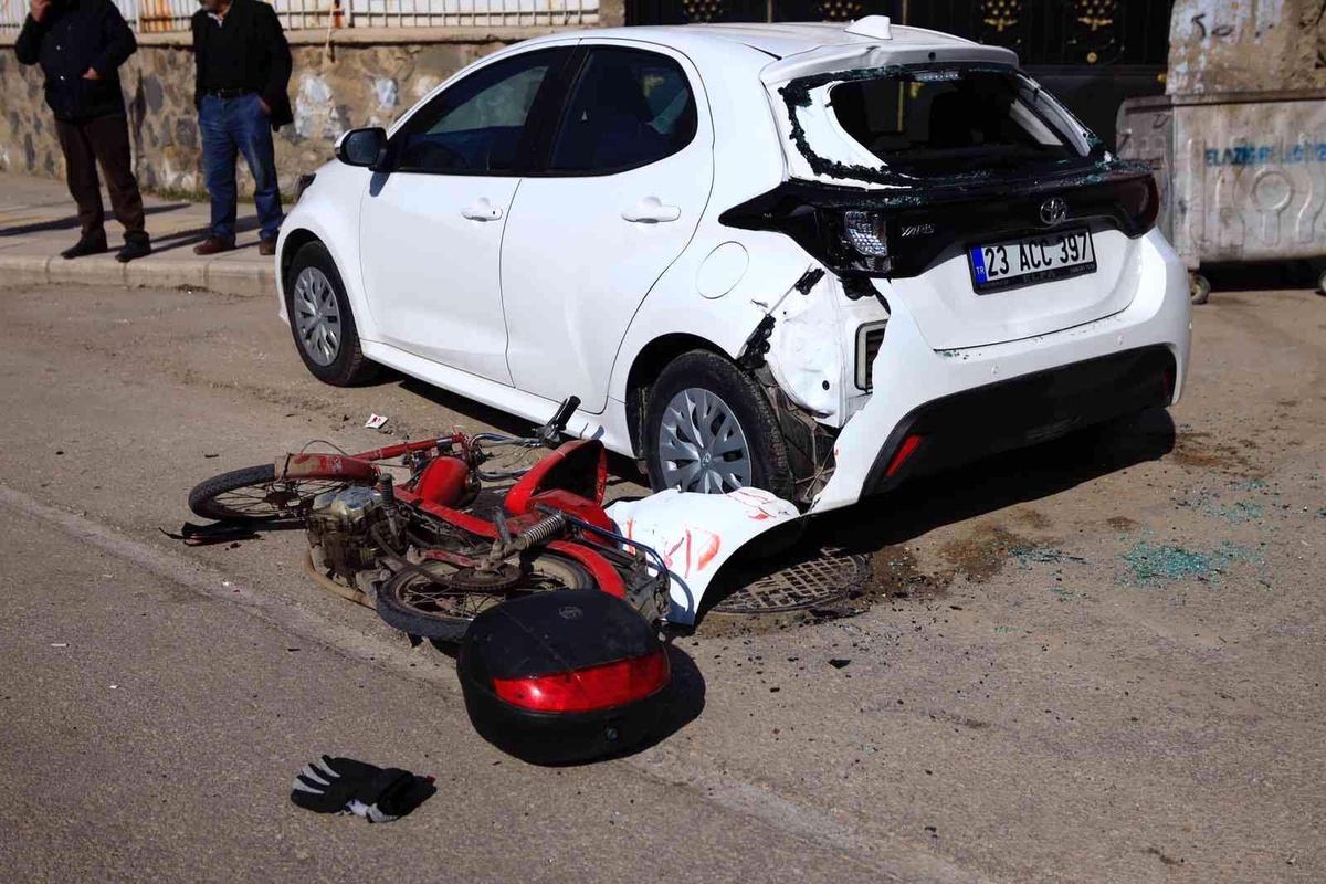 Otomobil ile motosiklet çarpıştı: 2 yaralı