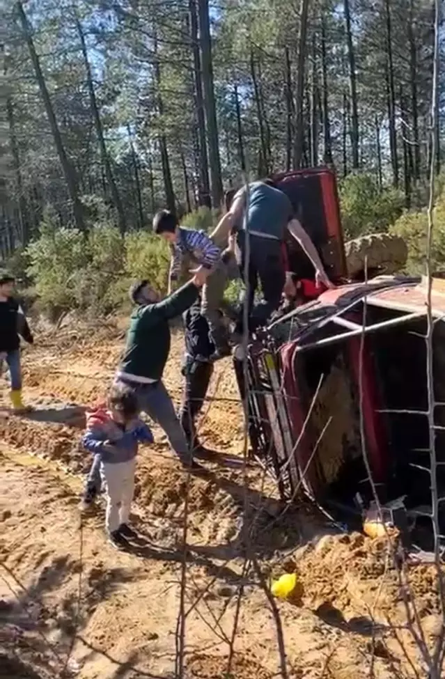 Pendik'te Off- Road aracı devrildi... Araç içindeki çocukların kurtarılma anı kamerada