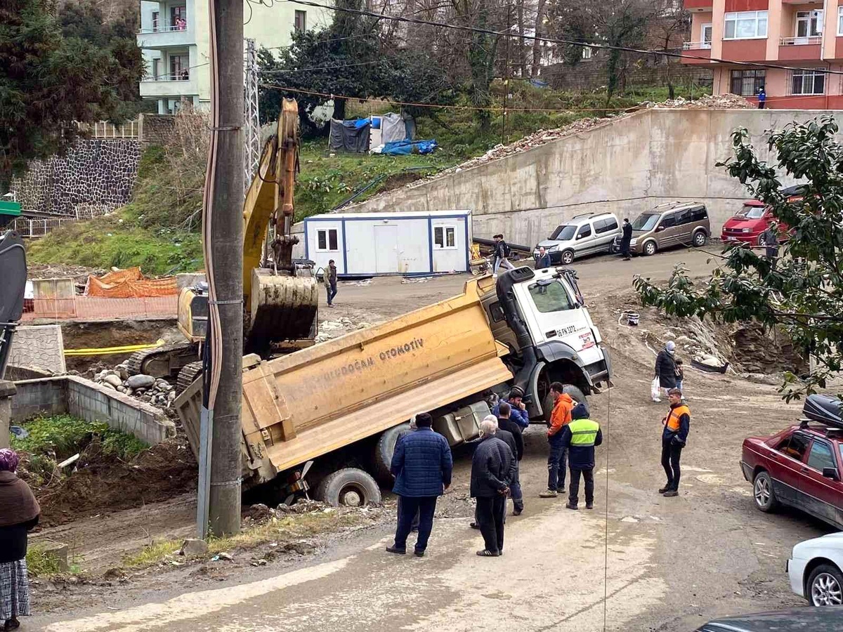 Rize\'de yol çökünce kamyon dere yatağına düştü