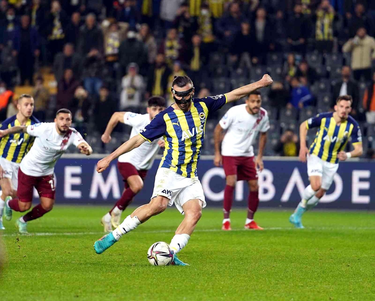 Serdar Dursun penaltı kullanırken ıslıklandı