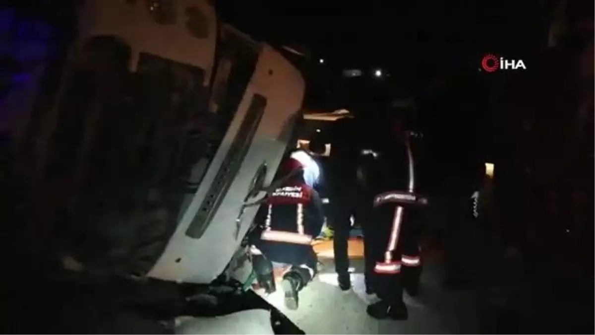 Seyir halindeki tır refüje devrildi... Araçta sıkışan sürücü böyle kurtarıldı