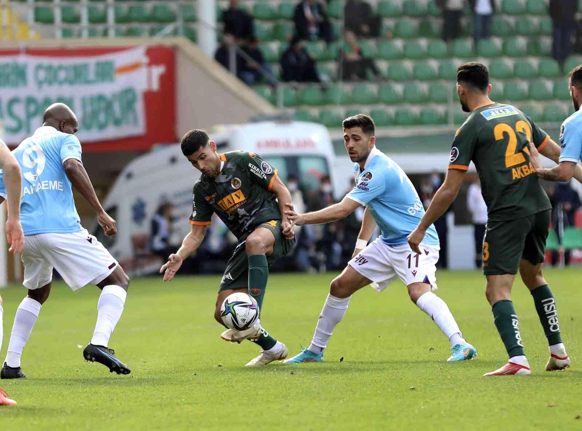 Spor Toto Süper Lig: Aytemiz Alanyaspor: 0 Trabzonspor: 4 (İlk yarı)