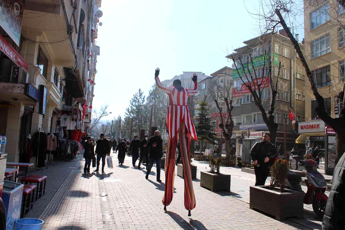 Tahta bacaklı palyaçonun silüeti tüm caddeyi gölgeledi