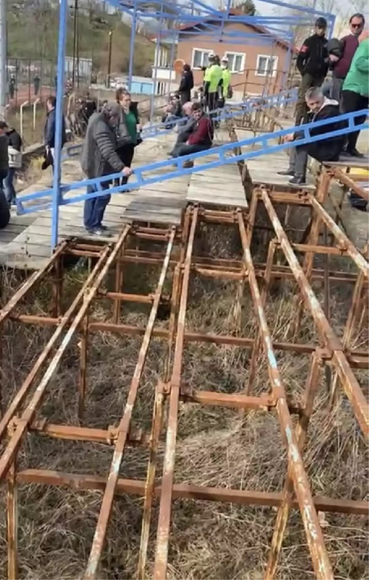 TRİBÜNÜN BASAMAĞI KIRILINCA YERE DÜŞEN TARAFTAR YARALANDI