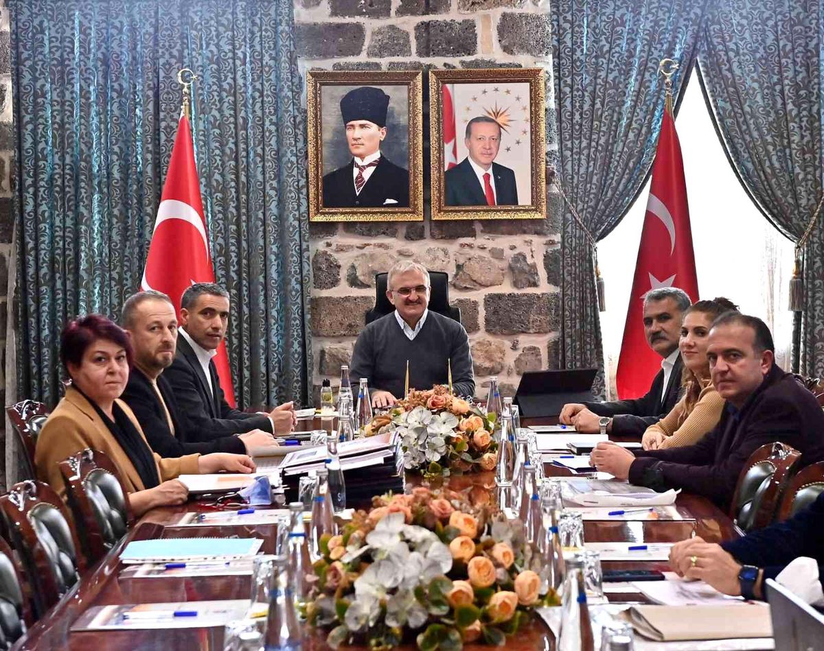 Vali Münir Karaloğlu başkanlığında Diyarbakır\'ın yatırımları ele alındı