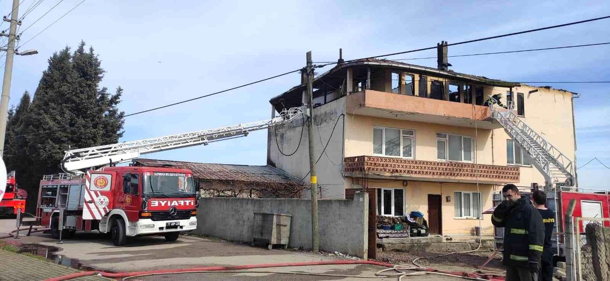 Son dakika haber... Yalova\'da çatı katı yangını