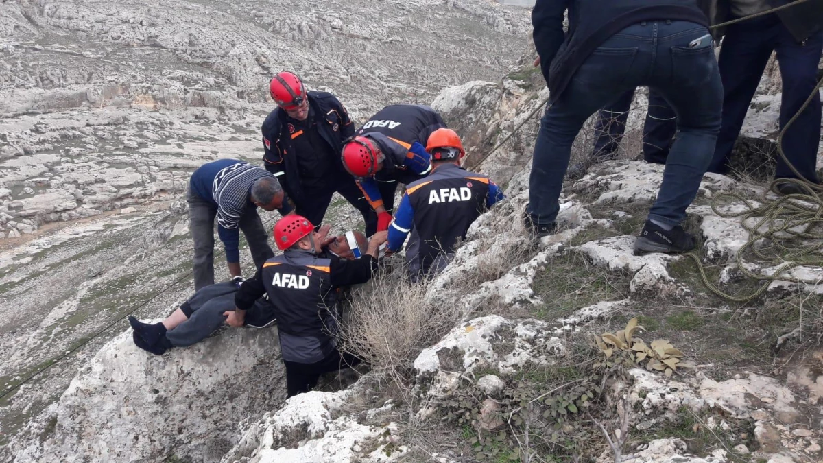 Adıyaman\'da kayalıklarda mahsur kalan kişiyi AFAD ekipleri kurtardı