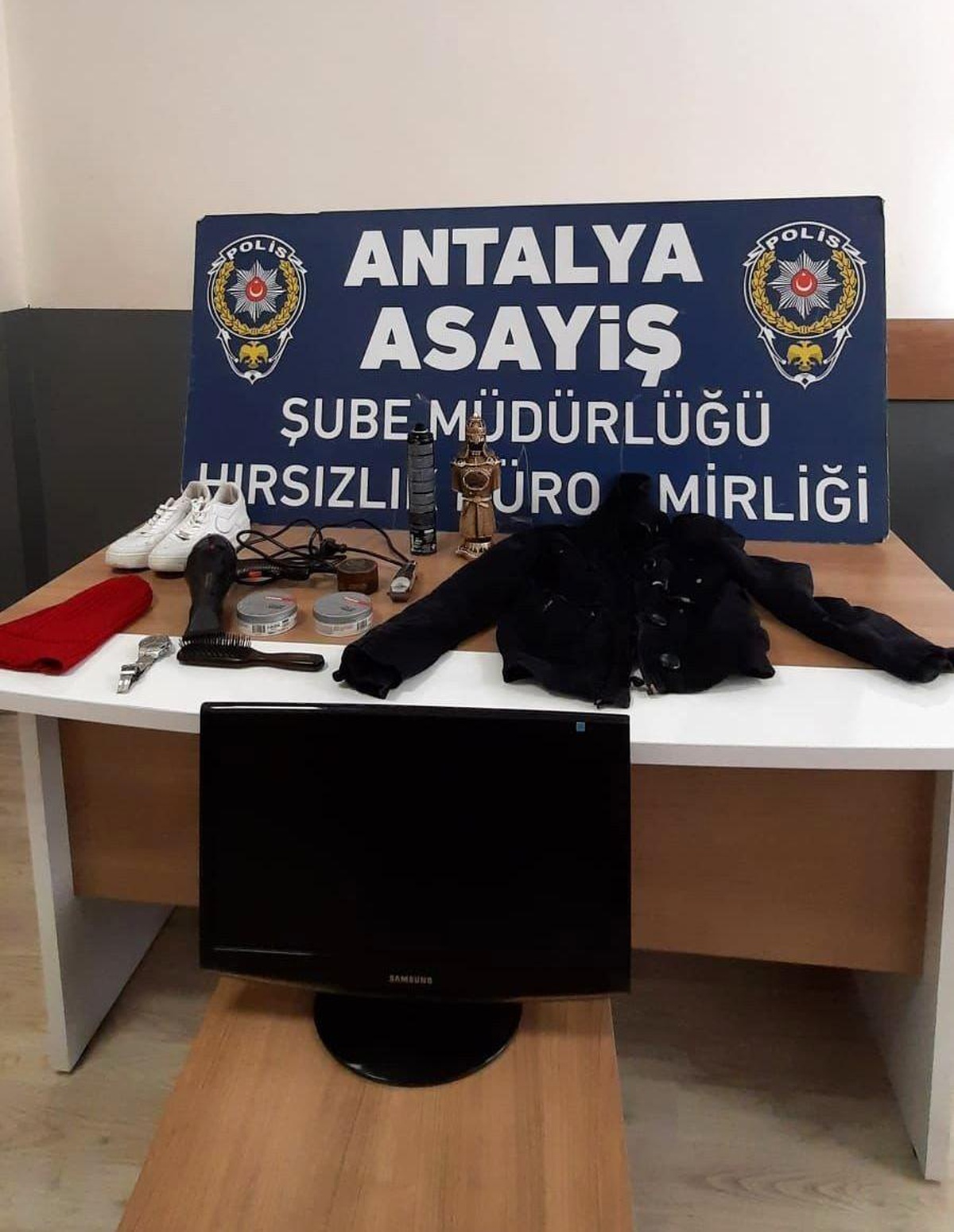 Antalya\'da ev ve iş yeri hırsızı tutuklandı