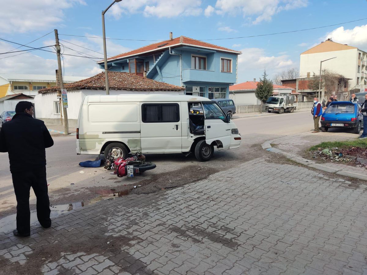 Balıkesir\'de hafif ticari araçla çarpışan motosikletin sürücüsü ağır yaralandı