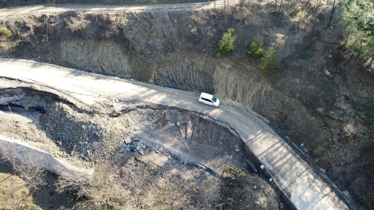 Bartın\'da Apdipaşa-Kumluca beldesi kara yolundaki heyelanlar ulaşımı aksattı