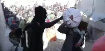 Binlerce Afgan Pakistan'a geçmek için günlerdir sınırında bekliyor