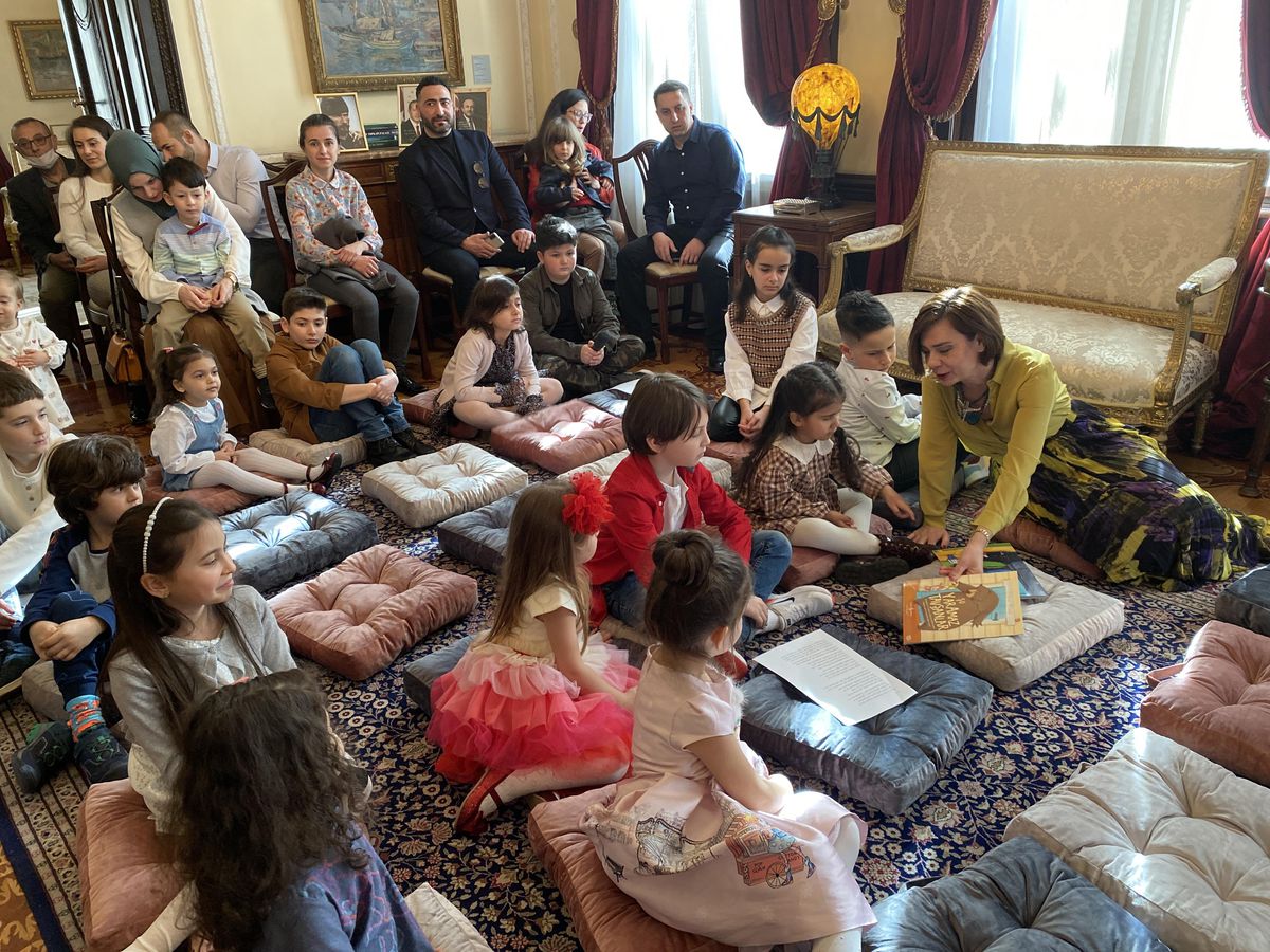 Bulgaristan\'da çocuklar, Türkiye\'nin Sofya Büyükelçisi Sekizkök\'e sürpriz yaptı