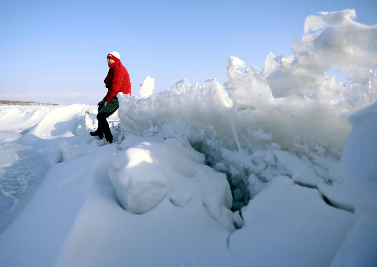 Çıldır Gölü\'ne gelen turistler buz kütleleriyle hatıra fotoğrafı çektiriyor