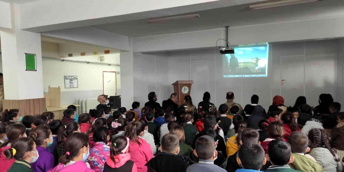 Son dakika haberi: Çocuklar jandarmayla birlikte çizgi film izledi