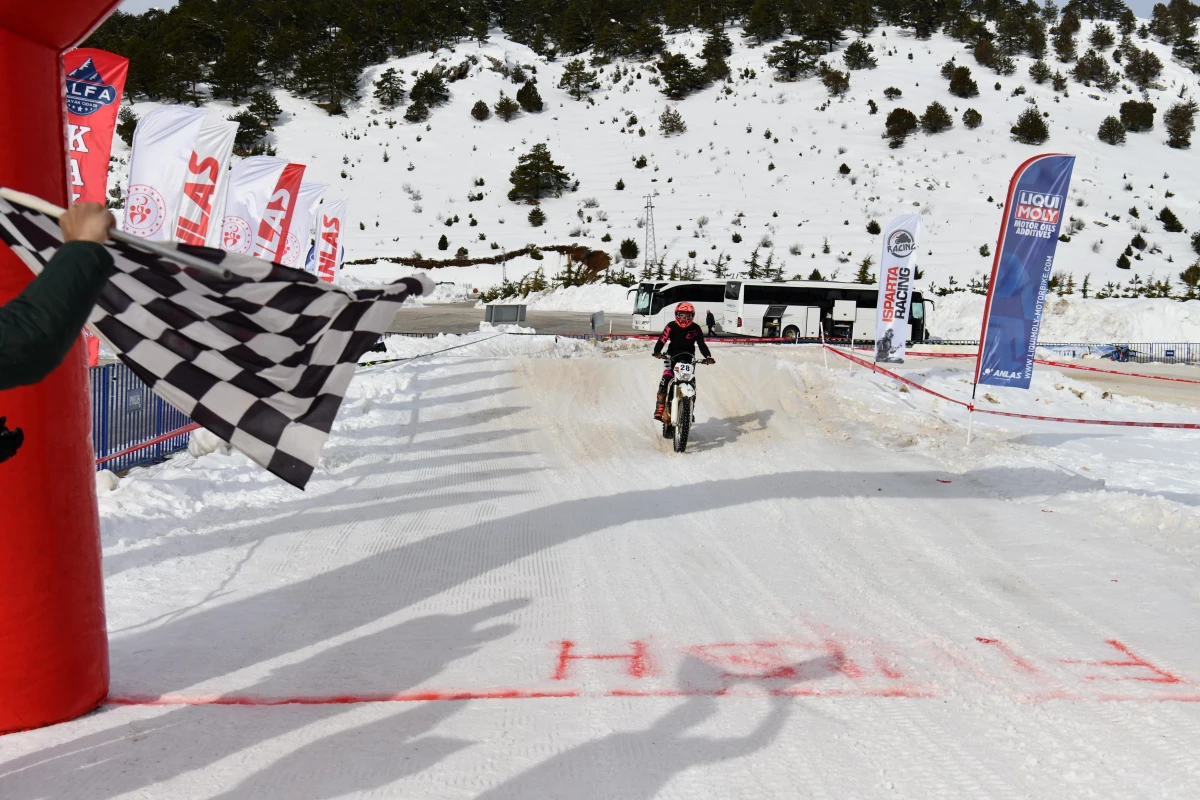 Davraz Kayak Merkezi\'nde 4. Türkiye Motosnow Yarışları yapıldı