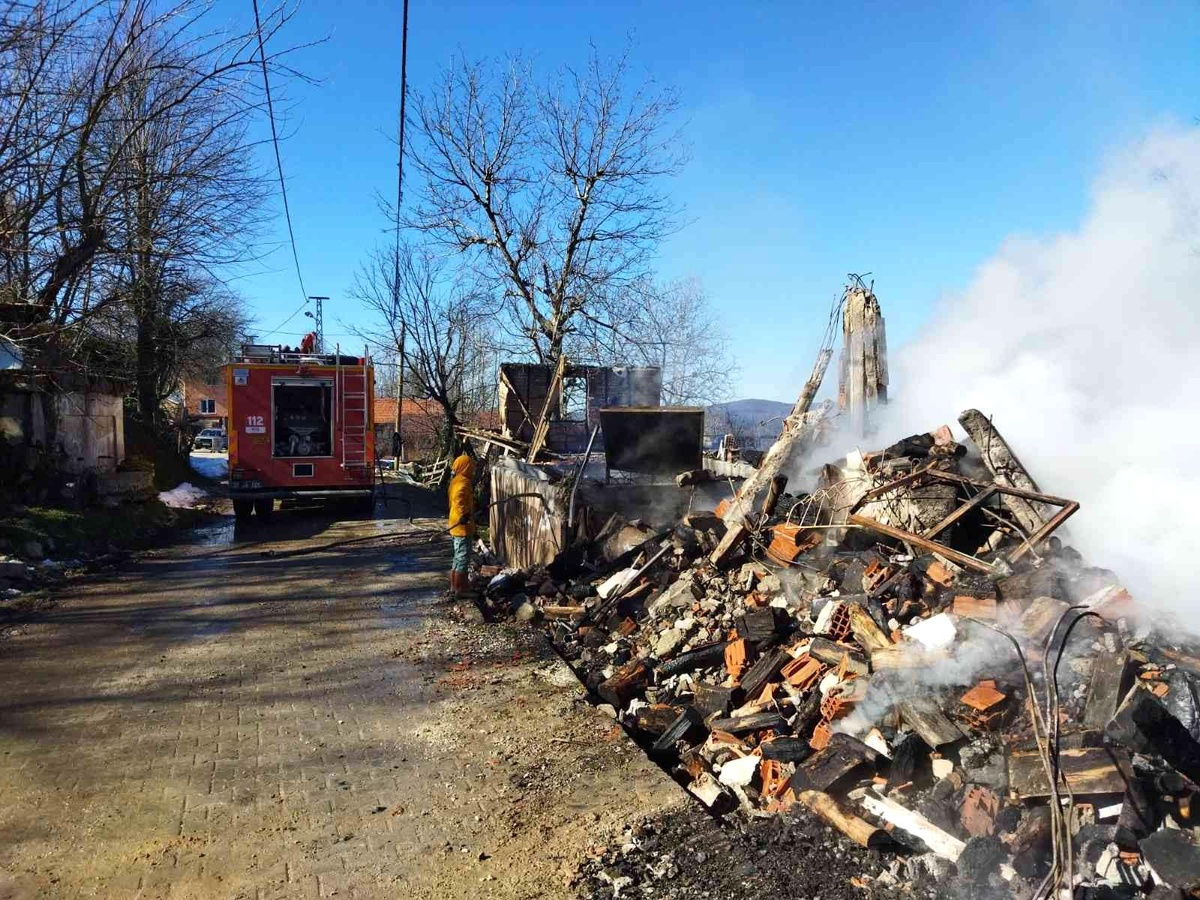 Elektrik kontağından çıkan yangın iki evi küle çevirdi