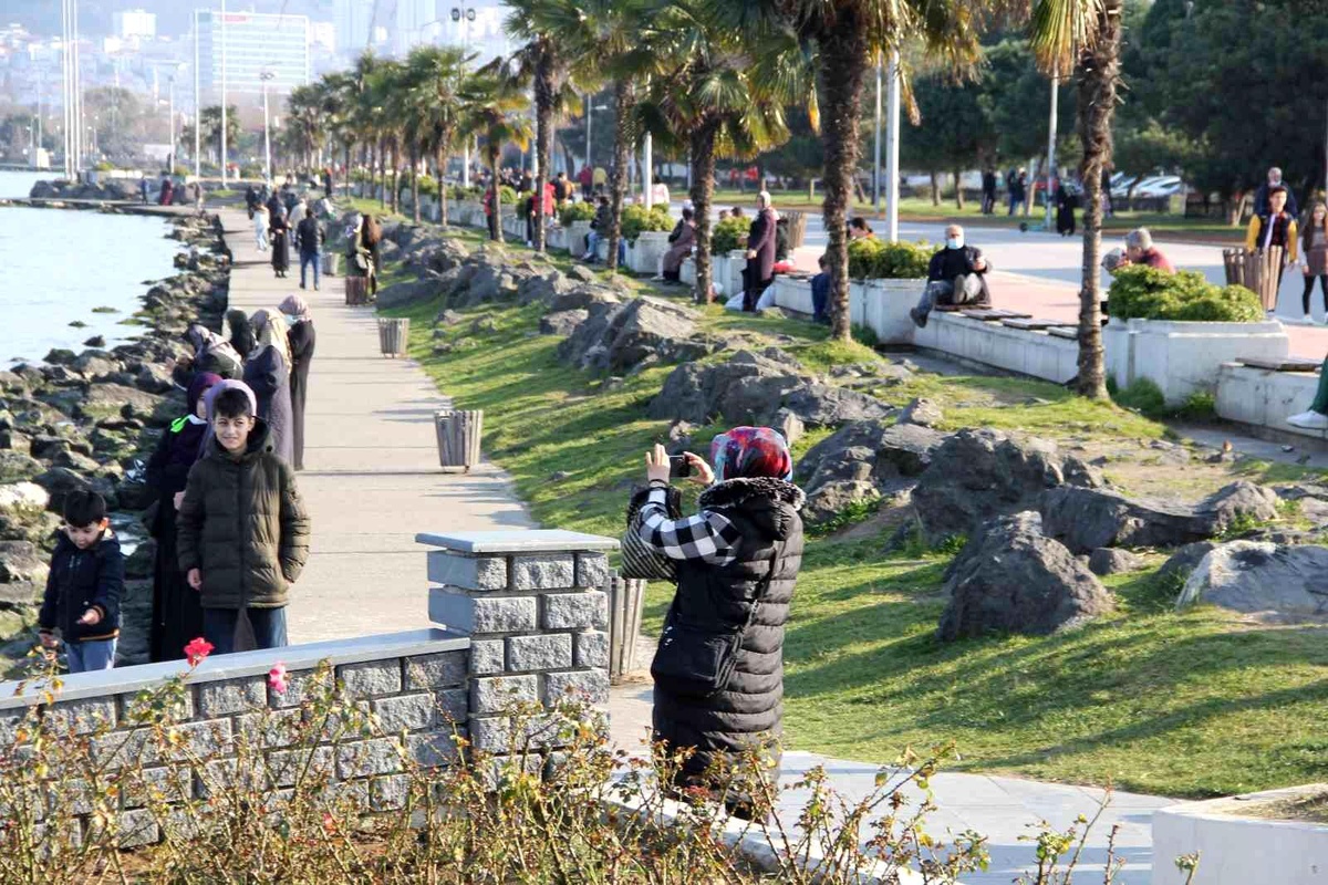 Güneşi fırsat bilen sahile akın etti