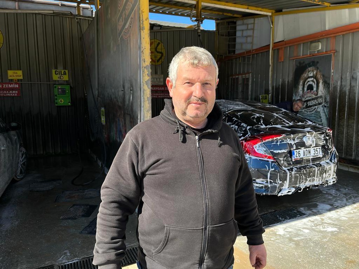 Güneşli hava oto yıkamacıların yüzünü güldürdü