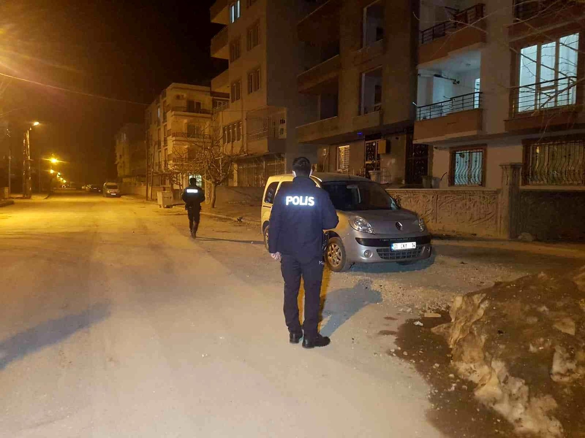 Hırsızlar sokaktaki demir mazgalları çaldı