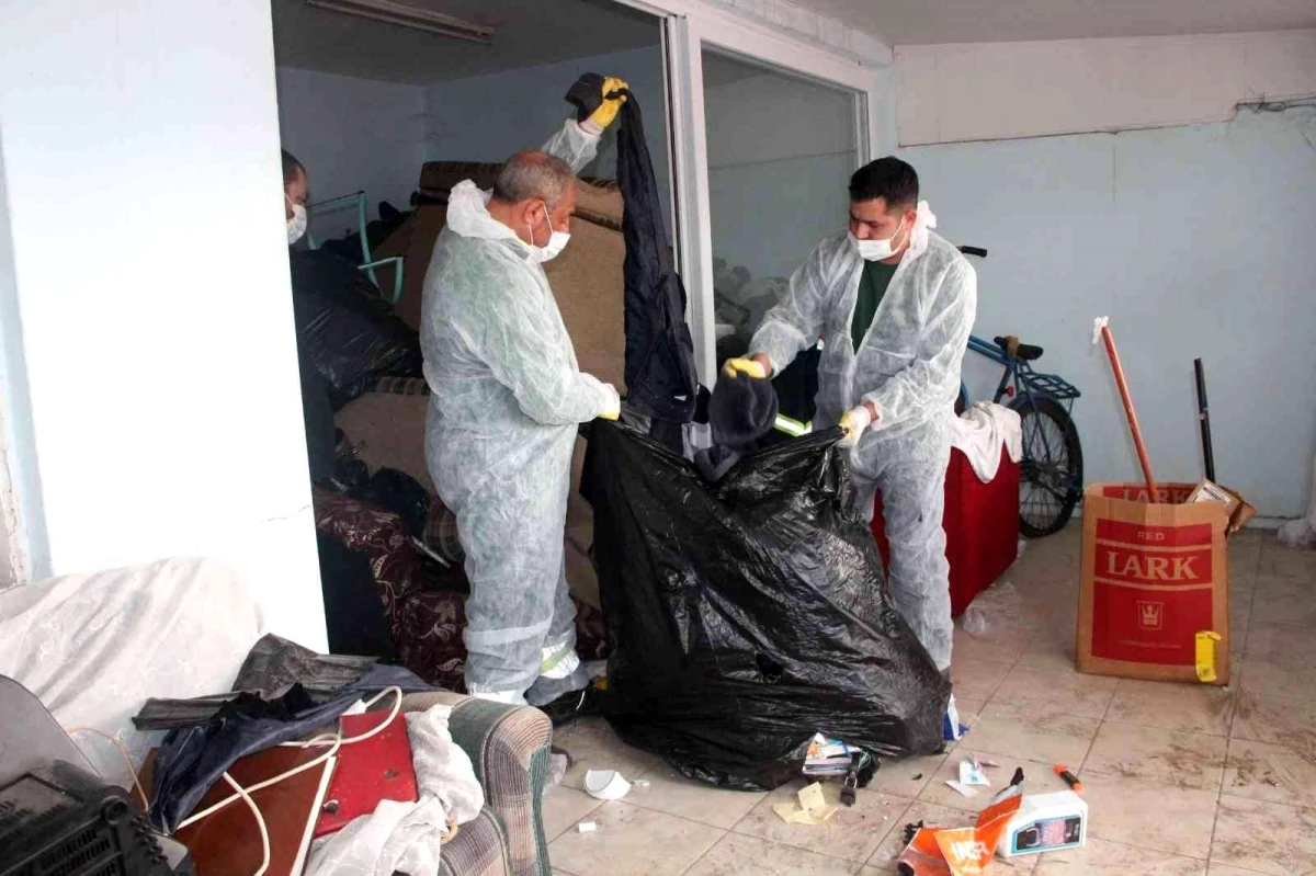 İzmir\'de ekiplerin çöp ev şaşkınlığı: 12 ton çöp iki günde zor temizlendi