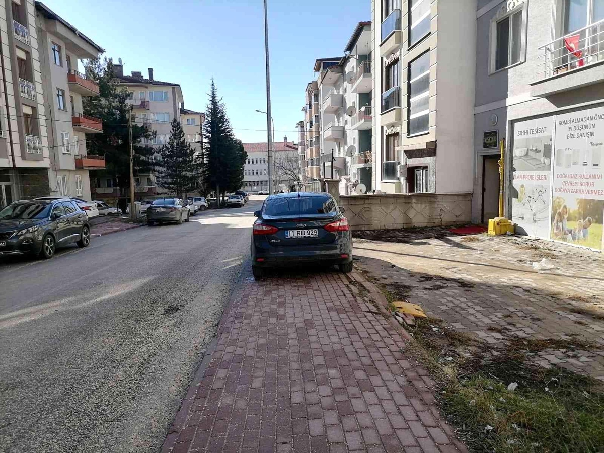 Kaldırıma park eden araçlar yayalara zor anlar yaşatıyor