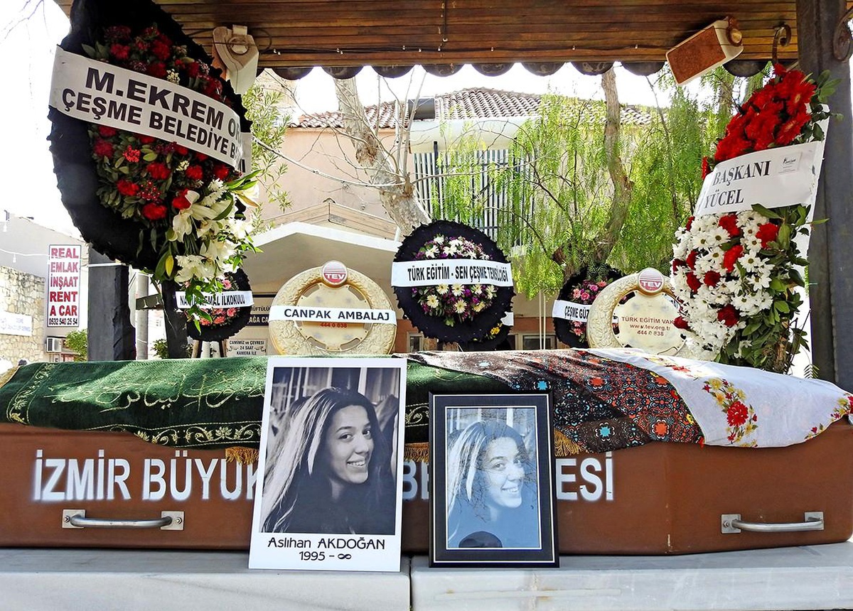 Kazada ölen Aslıhan Akdoğan\'a gözyaşlarıyla veda