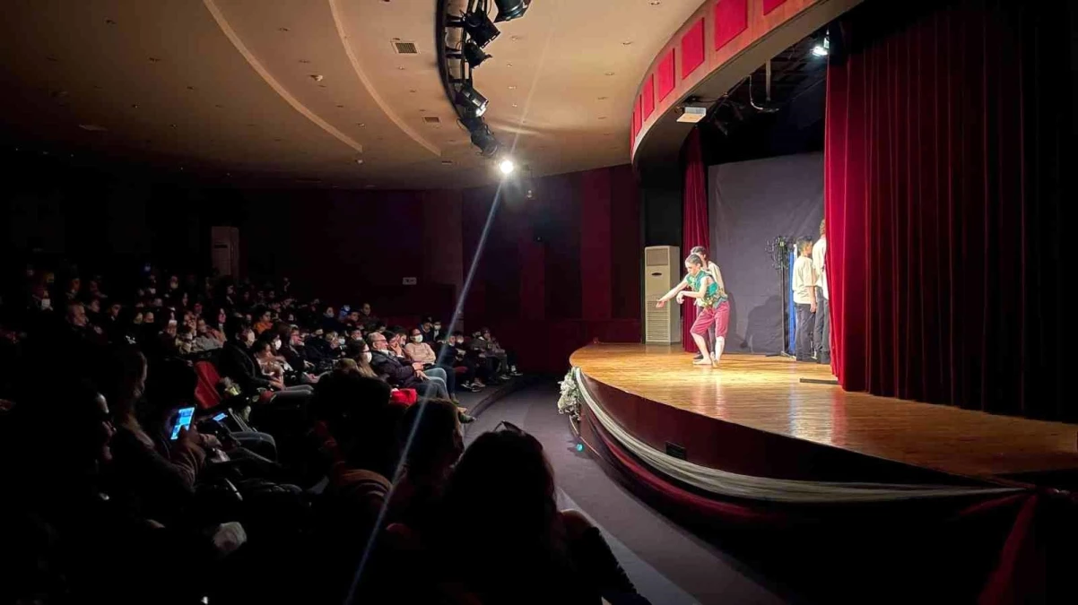 Nazilli\'de 500 öğrenci ilk kez tiyatro izledi