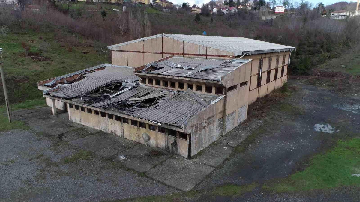 Okul bahçesindeki eski spor salonu tehlike saçıyor